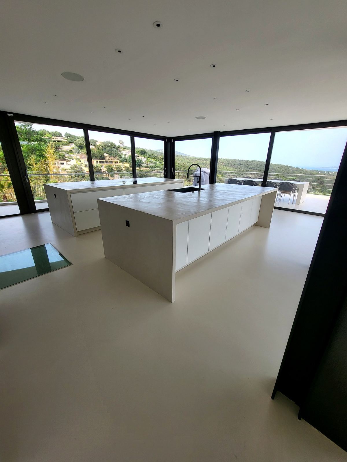 Cuisine sur mesure double îlot vue mer — réalisation ICAM, menuisier Var