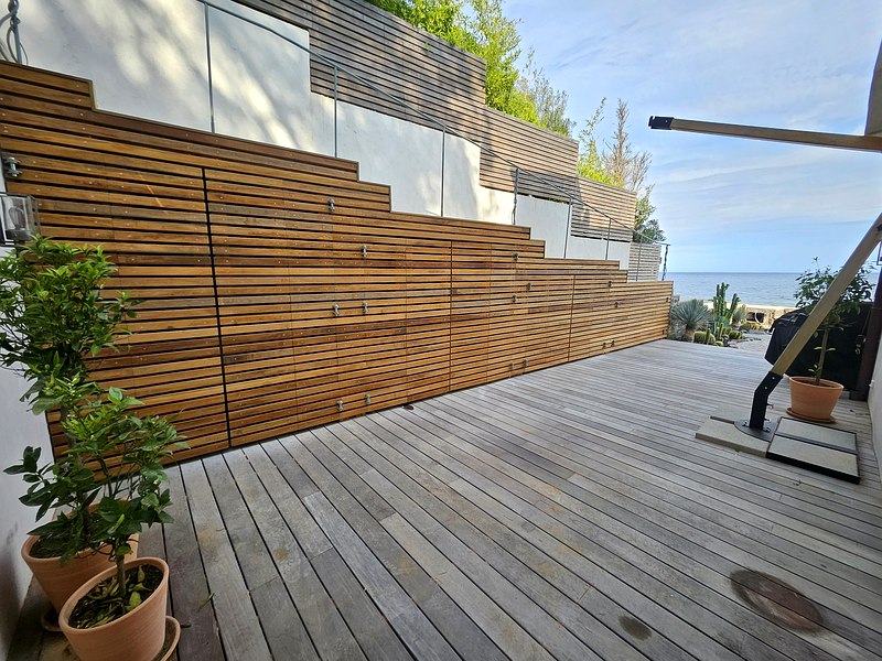 Terrasse bois ipé bord de piscine — ICAM aménagement extérieur Var