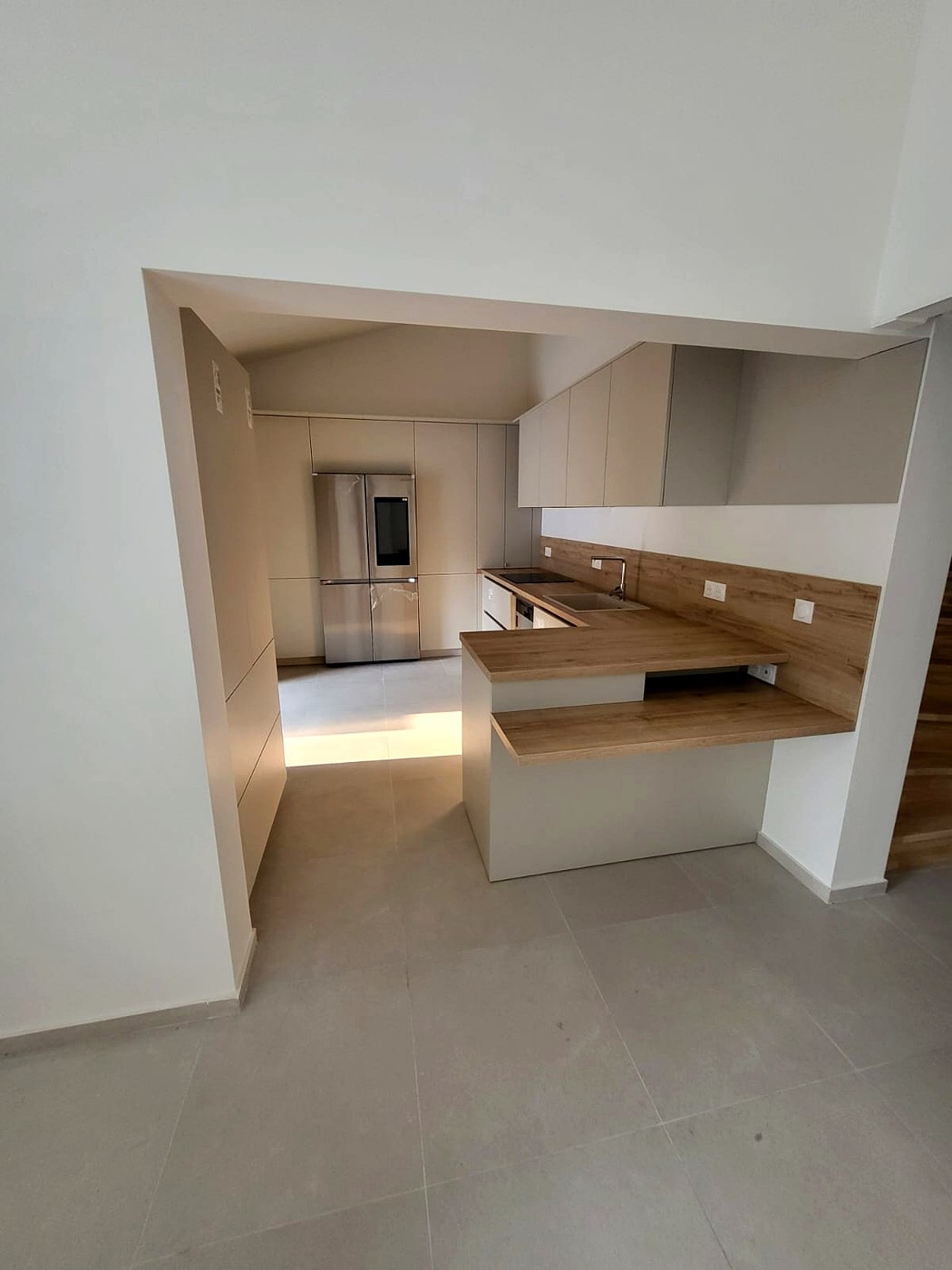 Cuisine beige plan bois rétroéclairé ICAM menuisier Var