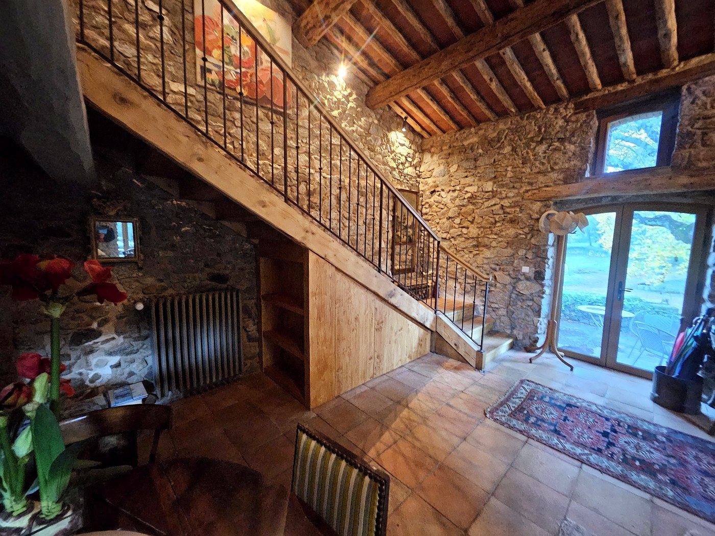 Escalier bois mas en pierre ICAM