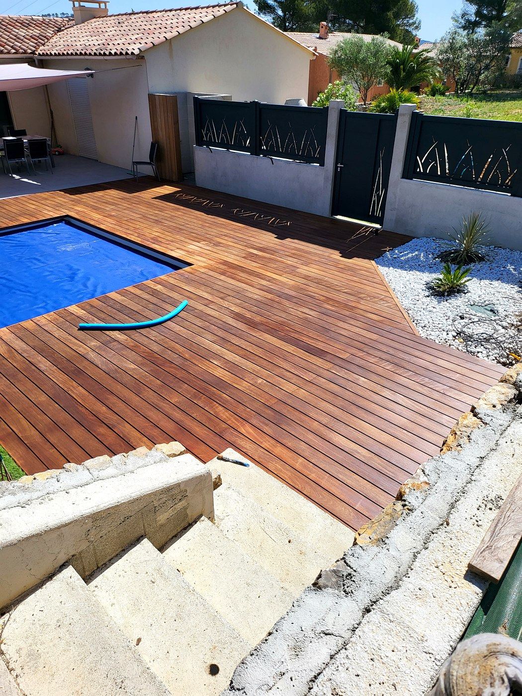 Grande terrasse ipé bord piscine ICAM menuisier Var
