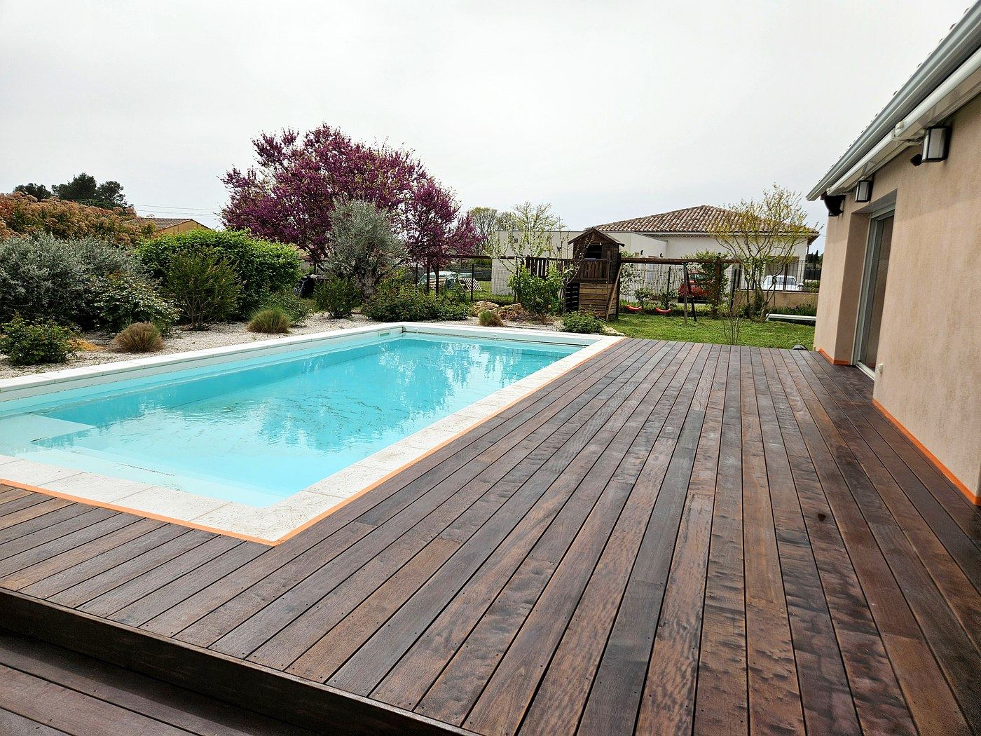 Terrasse bois ipé bord piscine ICAM
